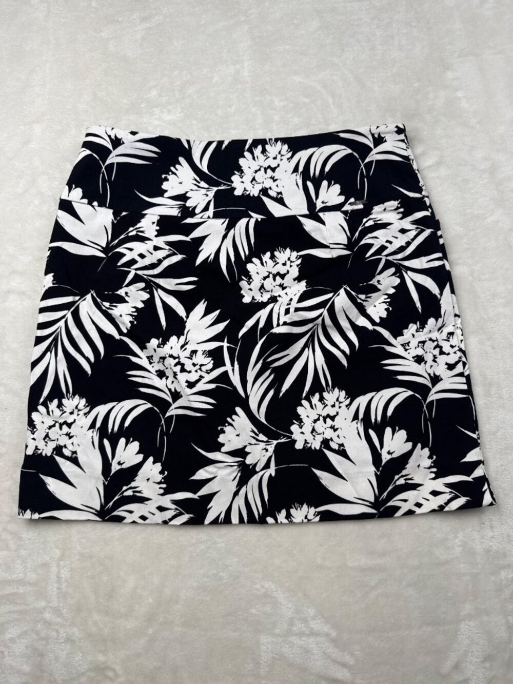 SC & CO Womens Black & White Floral Print Skort M Rayon Blend Stretch Lined